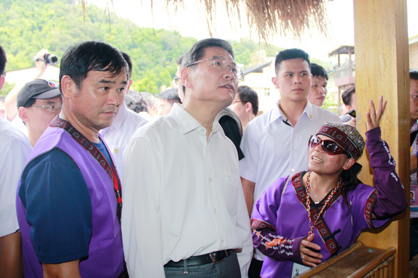 张志军在小林社区参访，认真听取村民对社区情况的介绍