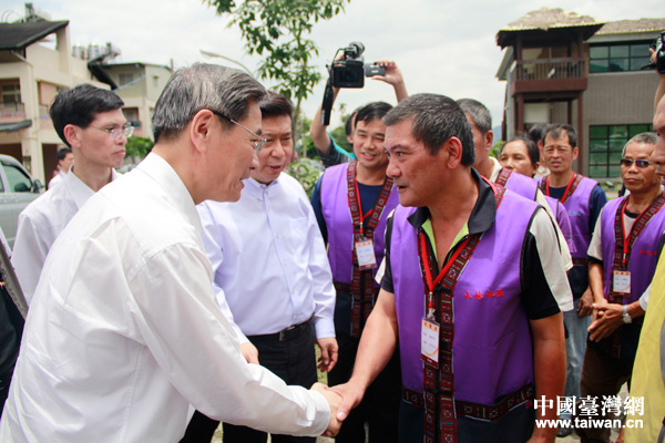 张志军在小林村社区参访，与村民亲切握手
