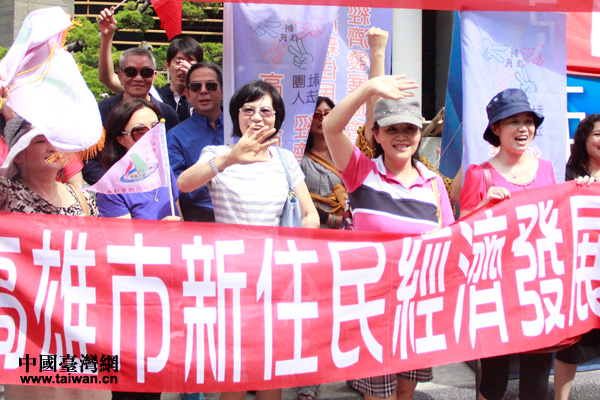 27日上午，国台办主任张志军乘高铁抵达高雄市，台湾南部乡亲纷纷打出旗帜、横幅，欢迎张志军的到访
