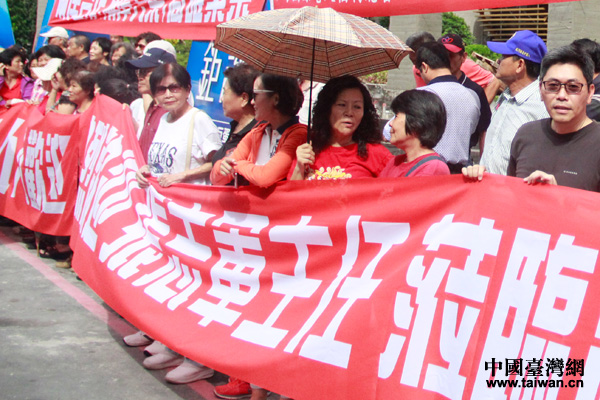 27日上午，国台办主任张志军乘高铁抵达高雄市，台湾南部乡亲纷纷打出旗帜、横幅，欢迎张志军的到访