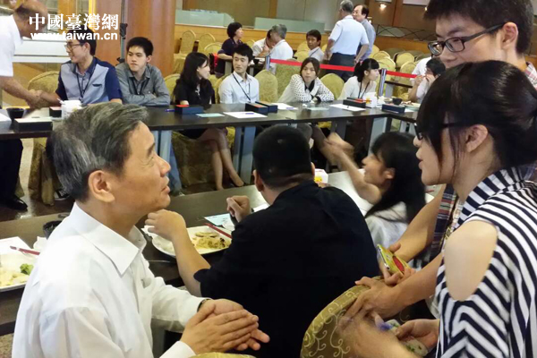 张志军与台湾学生交流互动并共进晚餐