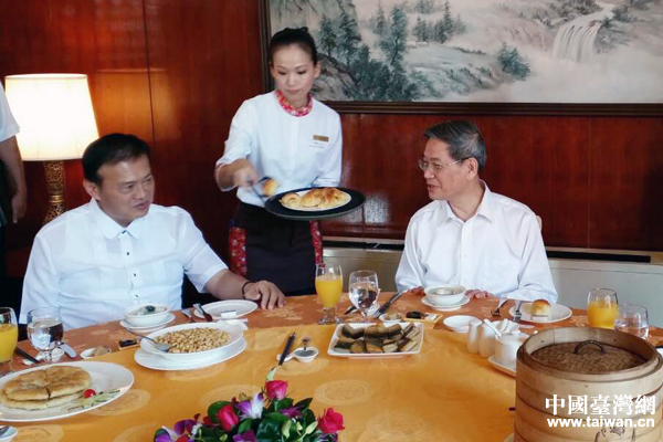 28日上午，国台办主任张志军与台湾渔会负责人早餐座谈。