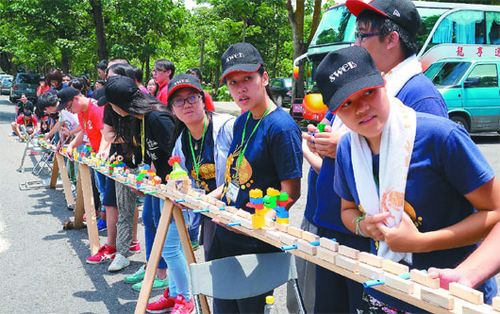 大学生合造“森林木琴”长达150米（图）