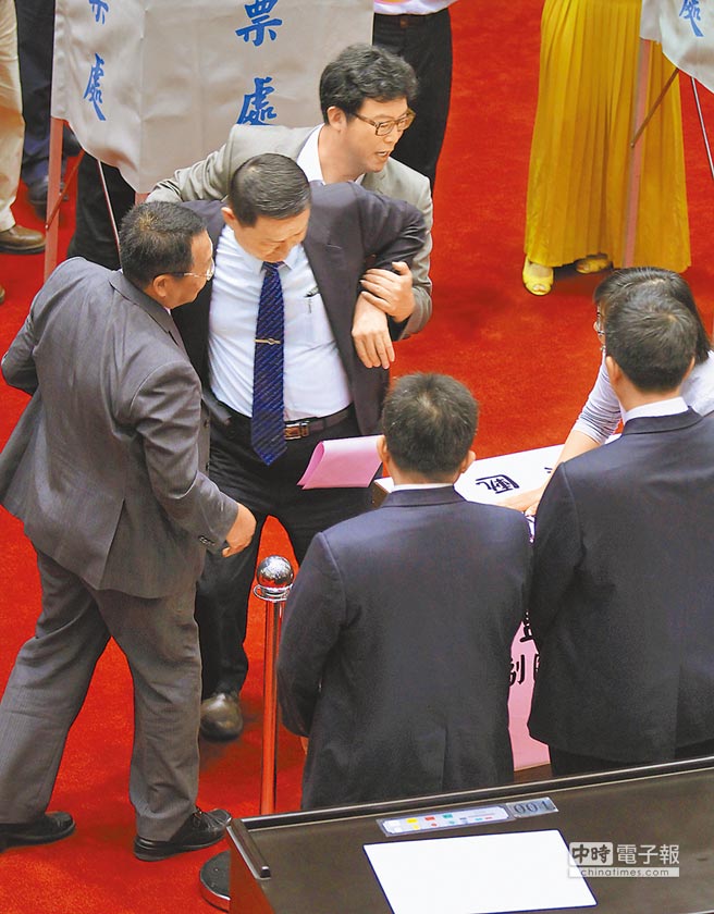国民党“立委”蔡锦隆（左二）等人欲将选票投入票箱时，遭民进党“立委”强行阻止