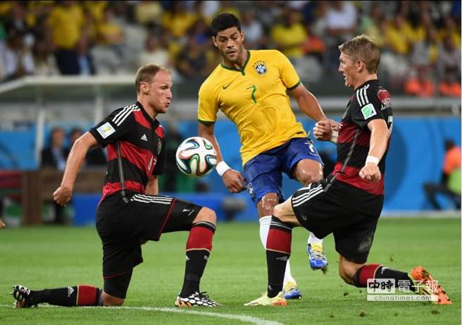 在今天凌晨进行的世界杯半决赛中，德国队上半场就以5比0领先，并最终以7比1的惊人比分血洗巴西队