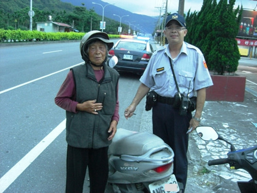 老太骑百公里摩托车迷路“脸部辨识系统”找到家人