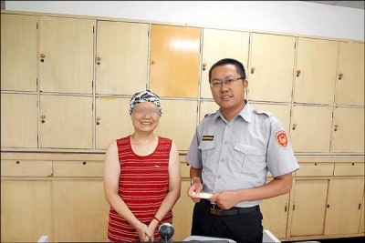 妇人误中诈骗圈套取巨款等红灯46秒顿悟