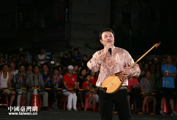 由中央民族大学大学生带来的哈塞克民歌《我的花儿》应邀在主舞台进行演出，悠扬深情的演唱，赢得了满堂喝彩