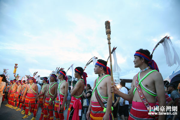 为丰年祭“踩街”活动开道的台湾少数民族“勇士”。