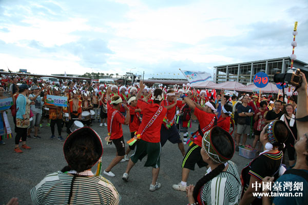 参加丰年祭“踩街”活动台湾少数民族参演团队在表演