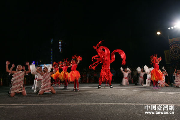 参加丰年祭“踩街”活动台湾少数民族参演团队在表演寻找祖灵