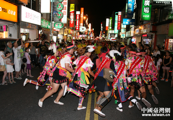 参加丰年祭“踩街”活动台湾少数民族参演团队在巡游路途中为民众表演