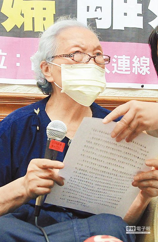 90高齡的余女士堅持親赴立法院，一字一句控訴60多年婚姻的折磨。（圖／姚志平攝）