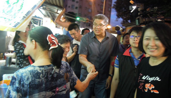 连胜文到宁夏夜市扫街拜票，许多民众和大陆游客抢着握手拍照