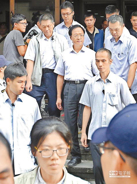 江宜桦被告在学运中杀人未遂出庭应讯:支持驱离行动