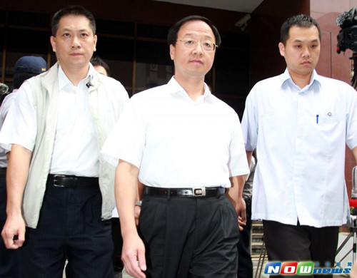 台北地方法院首度开庭审理“反服贸学运事件”，台当局“行政院长”江宜桦出庭应讯。
