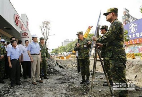 高雄气爆事故第二天马英九到现场听简报（图）