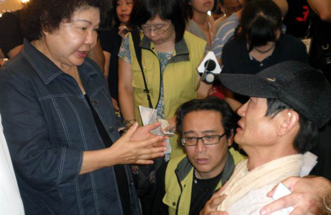 在气爆案痛失妻儿的拉面店王老板（右）见到高雄市长陈菊，跪求：“菊姐，帮帮我”