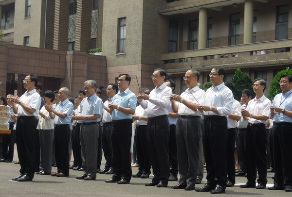  台当局“行政院”下午1时许在广场举行中元普渡