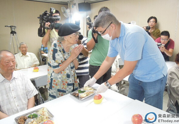 与20位长辈共餐连胜文亲自端菜展亲民作风（图）