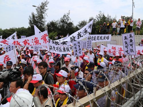 花莲电厂污染苏澳海域致渔获减少 近千渔民围厂抗议