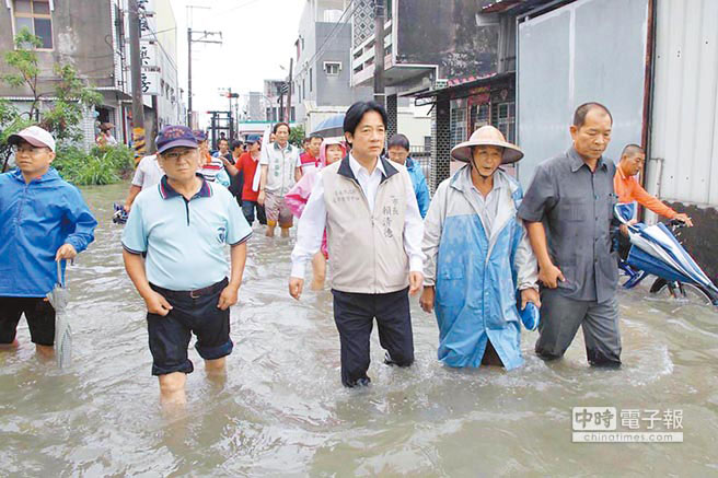 台南市溪南地区成水乡泽国，市长赖清德在受灾区域勘灾