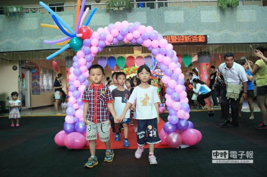 台湾一幼儿园开学小朋友走红毯星范十足（图）