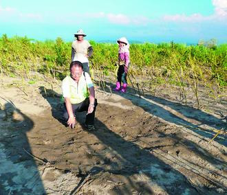 台军射击训练炮弹没瞄准农田炸出大洞（图）