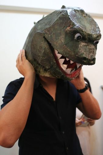 连胜文鼓励青年创业 戴3D恐龙头喊“冻蒜”