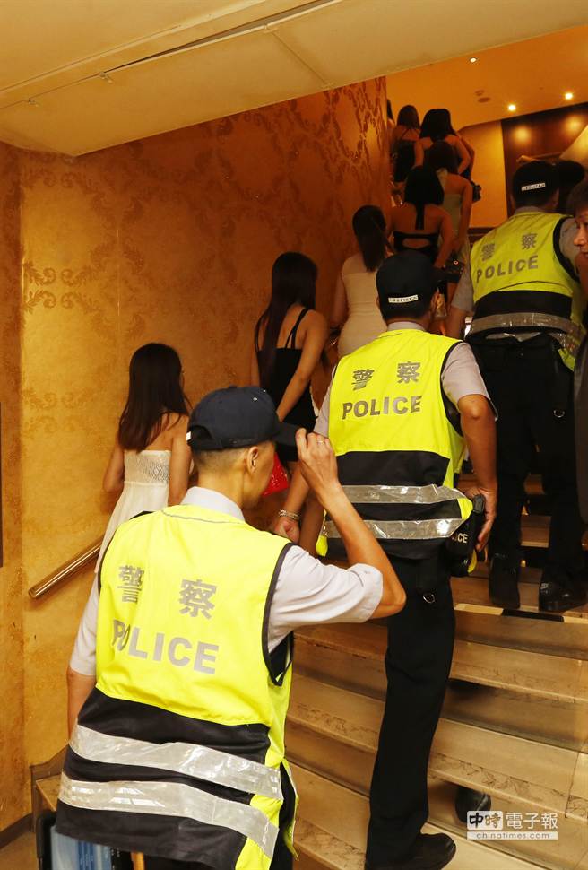 台北杀警案引发扫黑潮，警方黄金时段临检。（图片来源：台湾《中国时报》）