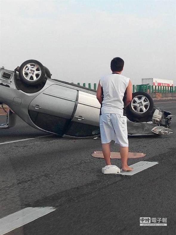 高速自撞翻车 肇事男火速人车快闪