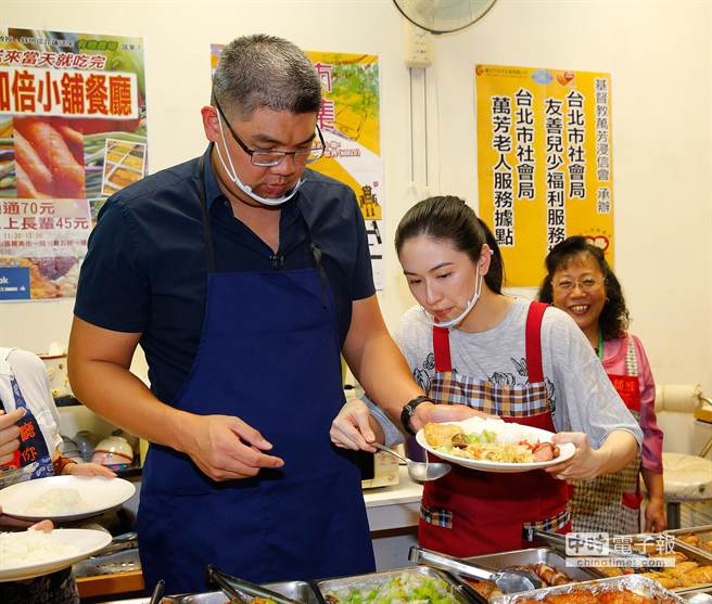 蔡依姗细心地将没装进餐盘的菜盛入盘中