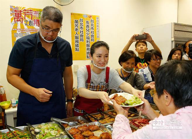 国民党台北市长参选人连胜文与夫人蔡依姗，昨晚前下厨炒菜，给年老民众当晚餐