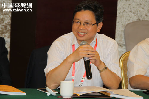 全国台联副会长杨毅周在分组讨论中发言