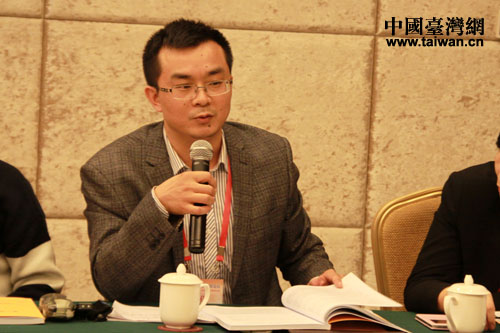 宁波大学台湾研究中心常务副主任邓启明在分组讨论中发言