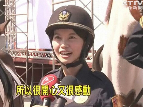 男友假拍片真求婚“骑警正妹”被感动得点头