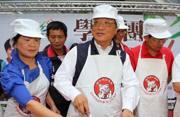 台中市长胡志强亲炸猪油：学校需要 免费供应。（网络图）