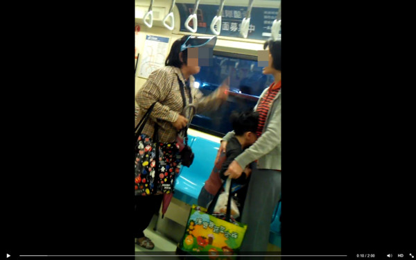 台北捷运2妇大打出手 只因男童不慎踩到脚