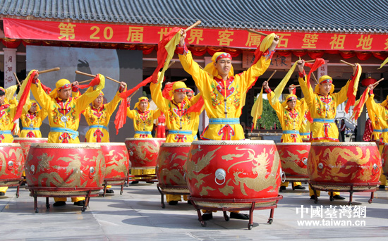 祭祀现场锣鼓声天。