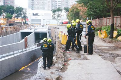 高雄气爆区冒火花灾民受惊称“很想快搬家”（图）