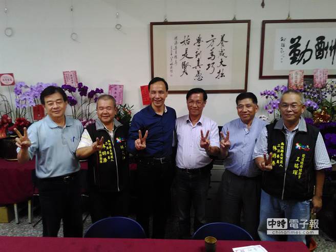 新北市长朱立伦（左3）到南投，受到热烈欢迎。（图片来源：台湾《中国时报》）
