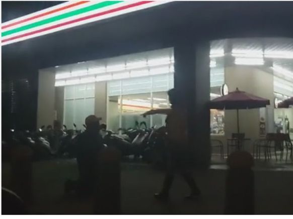 一名男子从护肤店出来被女友抓包，当场下跪求饶