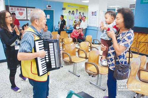 81岁抗癌斗士用音乐抚慰病友:学会放下活得自在