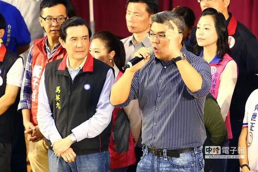 国民党籍台北市长候选人连胜文（右）与党主席马英九（左）同台