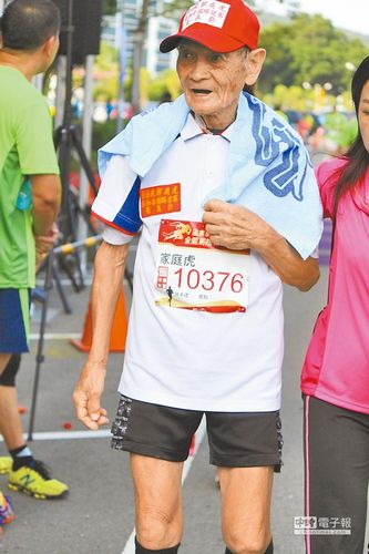 台湾99岁老人参加马拉松路跑：100岁还要再参加