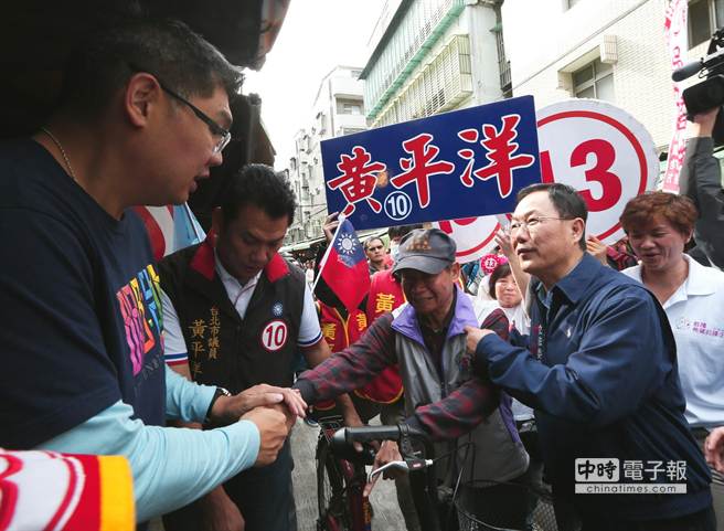 丁守中陪连胜文市场拜票 获选民热情拥抱（多图）