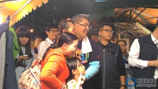 连胜文在景美夜市逐一握手拜票，许多民众观望拍照，也有支持者喊“冻蒜”