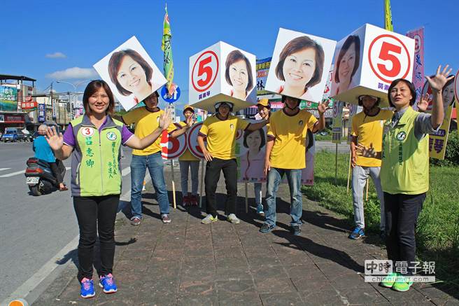 选举出奇招 民进党候选人用“超级大头帽”博眼球（图）