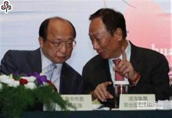 鸿海董事长郭台铭（右）在产业论坛上，与台中市长胡志强互动
