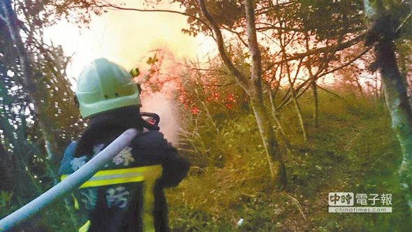 通往阿里山乡达邦村169线旁的大埔事业区228、229林班地发生火警，大火烈焰冲天，火势延烧6小时。（图片来源：台湾中时电子报）